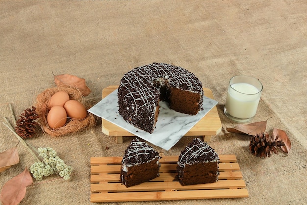 Delicioso pastel de chocolate en la mesa de madera