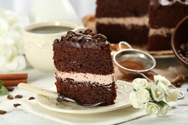 Delicioso pastel de chocolate en la mesa sobre fondo claro