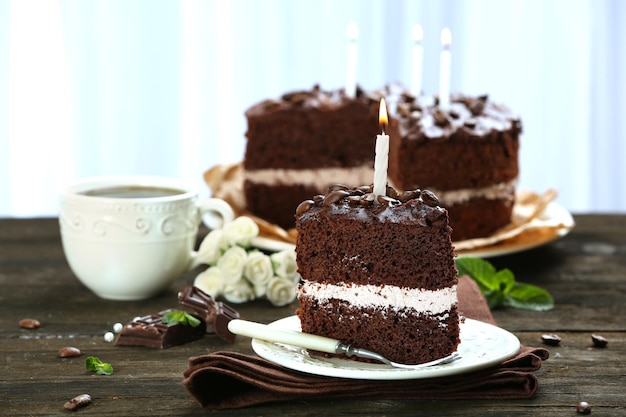 Delicioso pastel de chocolate en la mesa sobre fondo claro