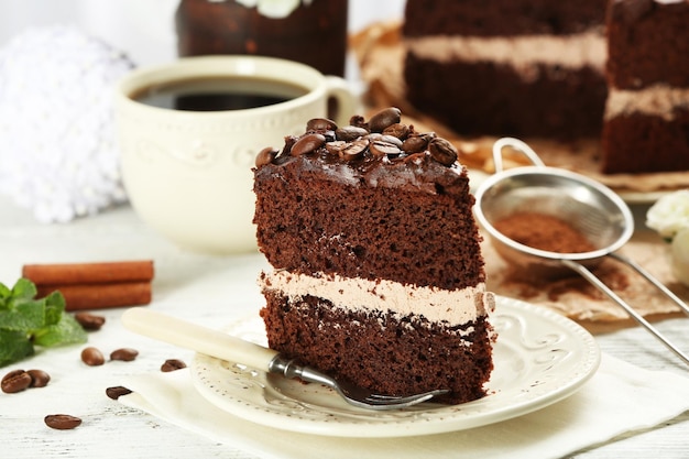 Delicioso pastel de chocolate en la mesa sobre fondo marrón