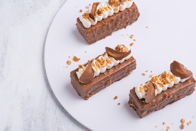 Delicioso pastel de chocolate en un plato blanco