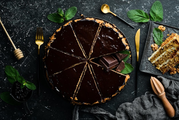 Delicioso pastel de chocolate en un plato de piedra negra Vista superior Estilo rústico