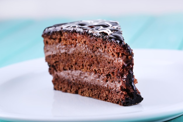 Delicioso pastel de chocolate en un plato en primer plano de la mesa