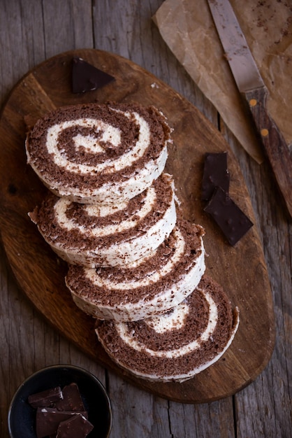 Delicioso pastel de chocolate con postre horneado casero de crema blanca