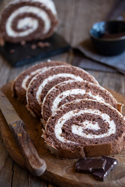 Delicioso pastel de chocolate con postre horneado casero de crema blanca