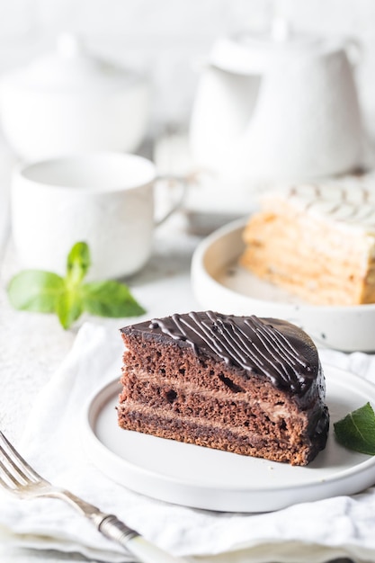 Delicioso pastel de chocolate de Praga en la placa sobre fondo blanco.