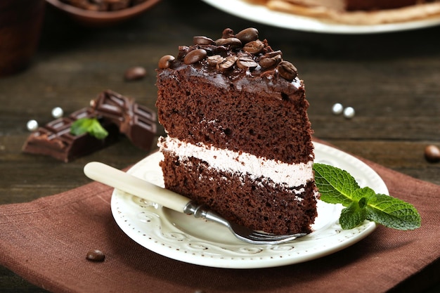 Delicioso pastel de chocolate en primer plano de la mesa