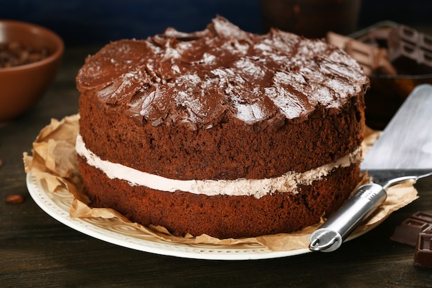 Delicioso pastel de chocolate en primer plano de la mesa