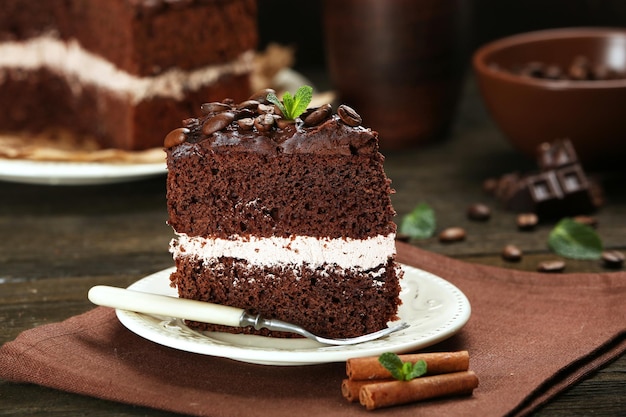 Delicioso pastel de chocolate en primer plano de la mesa