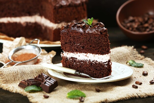 Delicioso pastel de chocolate en primer plano de la mesa