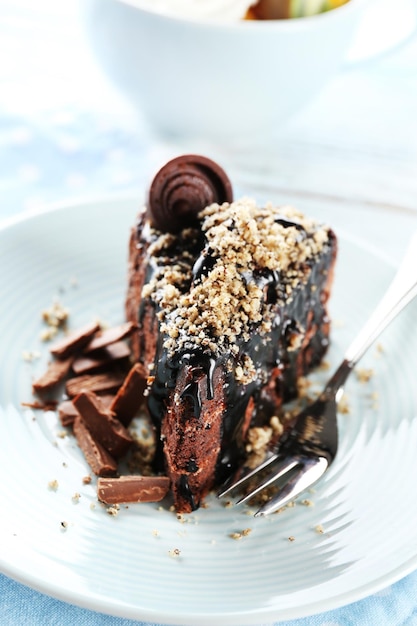 Delicioso pastel de chocolate servido en mesa