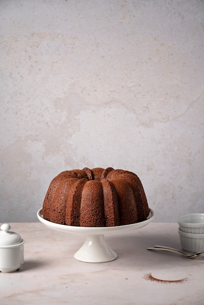 Delicioso pastel de chocolate en soporte blanco