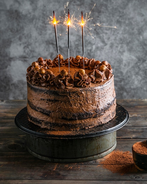Foto delicioso pastel de chocolate con velas