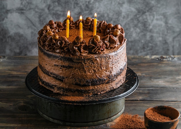 Delicioso pastel de chocolate con velas