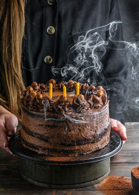 Delicioso pastel de chocolate con velas