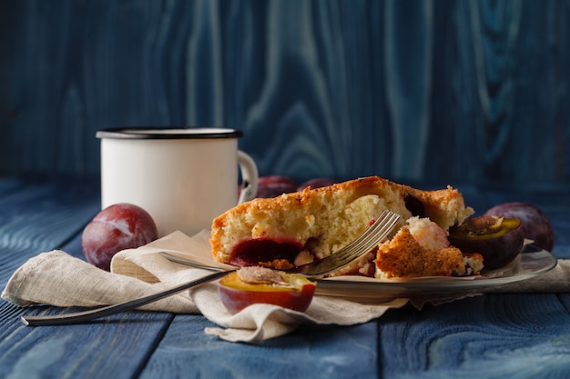 Delicioso pastel de ciruela con ciruela orgánica