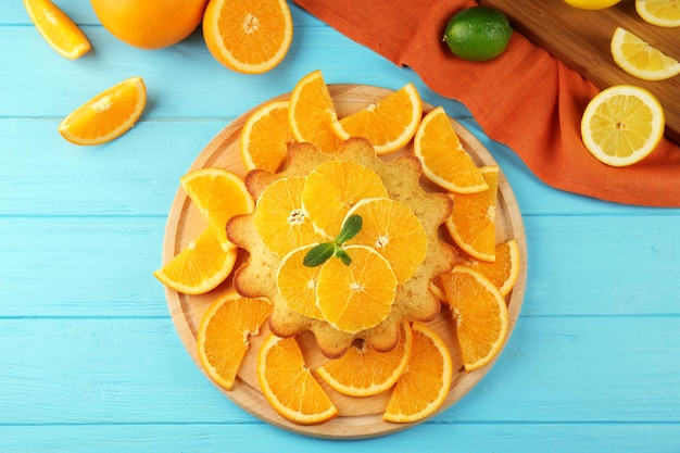 Un delicioso pastel de cítricos en una mesa de madera