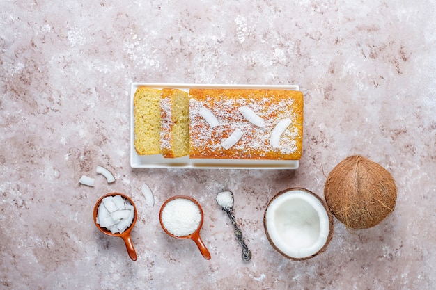 Delicioso pastel de coco casero con medio coco