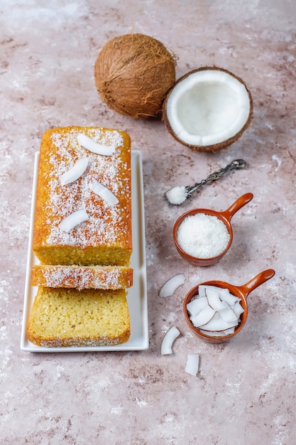 Delicioso pastel de coco casero con medio coco