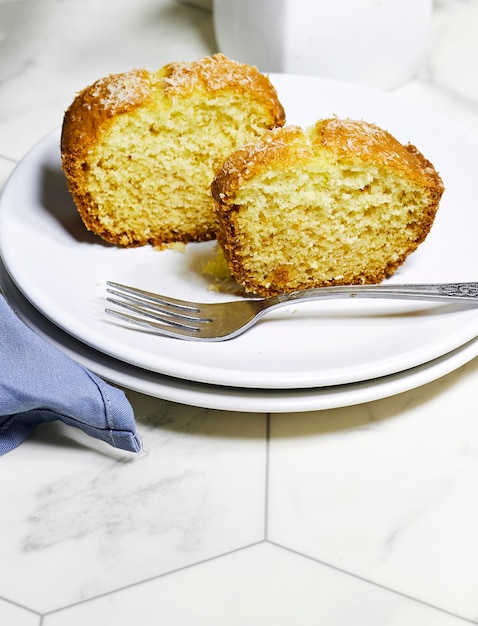 delicioso pastel de coco sobre fondo hexagonal