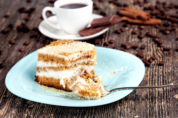 Delicioso pastel cortado en trozos, pastelería multicapa con crema de mantequilla, postre con muchas calorías, primer plano de la torta