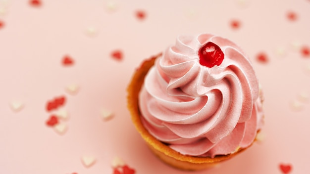 Delicioso pastel con crema rosa