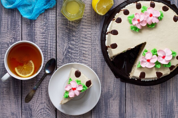 Delicioso pastel de cumpleaños con crema de mantequilla de galleta de limón, nuez y glaseado de chocolate Sirviendo de una mesa festiva Vista plana endecha superior con espacio de copia