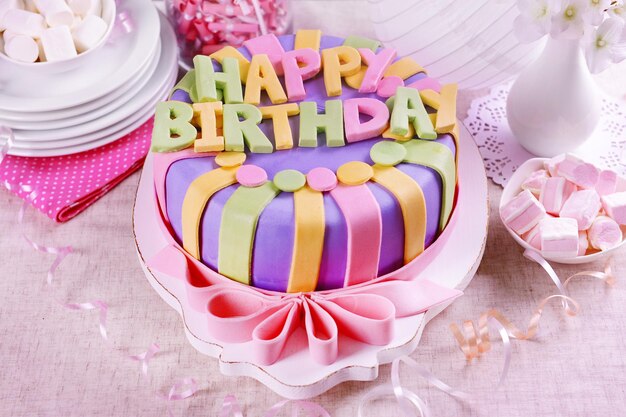 Delicioso pastel de cumpleaños en primer plano de la mesa