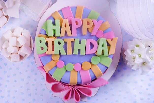 Delicioso pastel de cumpleaños en primer plano de la mesa