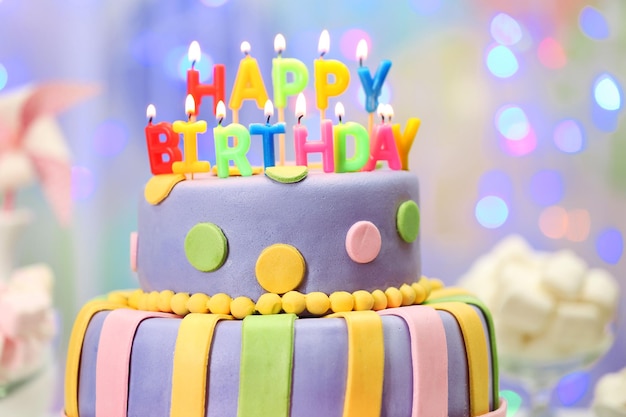 Delicioso pastel de cumpleaños sobre un fondo brillante y claro