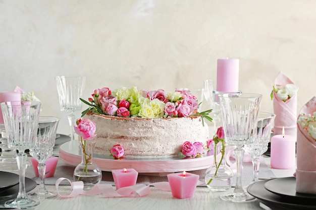 Delicioso pastel decorado con flores de fondo borroso