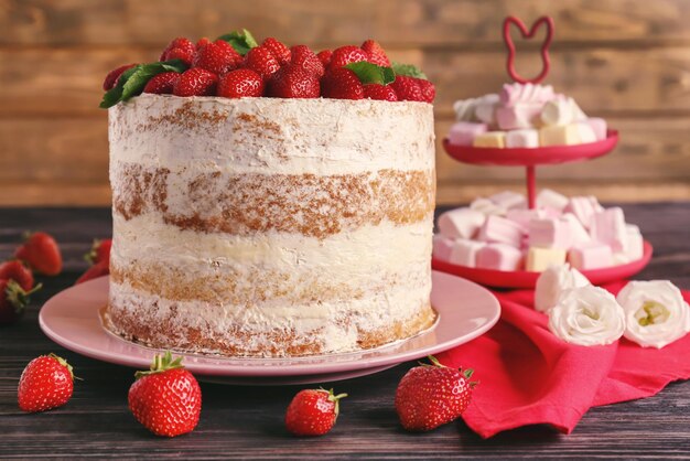 Delicioso pastel decorado con fresas en plato