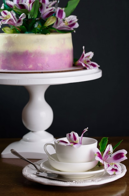 Delicioso pastel con flores frescas