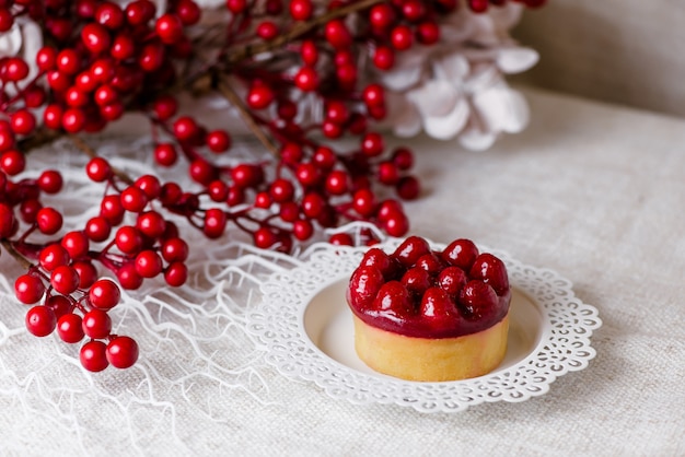 Delicioso pastel de frambuesa con fresas frescas, frambuesas, arándanos, grosellas y pistachos