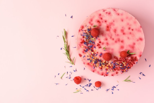 Delicioso pastel de frambuesas con bayas frescas, romero y flores secas. Vegetariana, concepto de comida vegana.