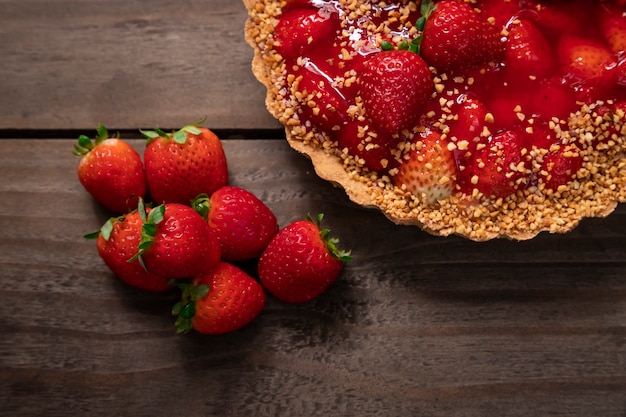 Delicioso pastel de fresas en la mesa