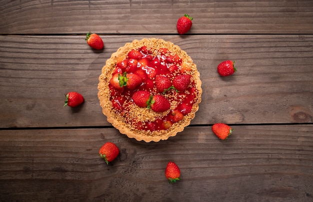 Delicioso pastel de fresas en la mesa