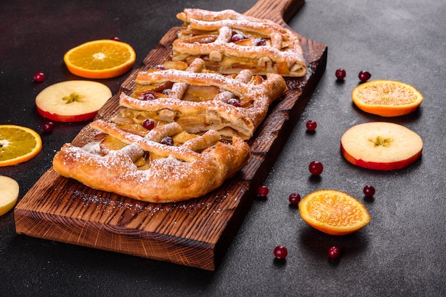Delicioso pastel fresco al horno con manzana, peras y bayas. Pasteles frescos para un delicioso desayuno.