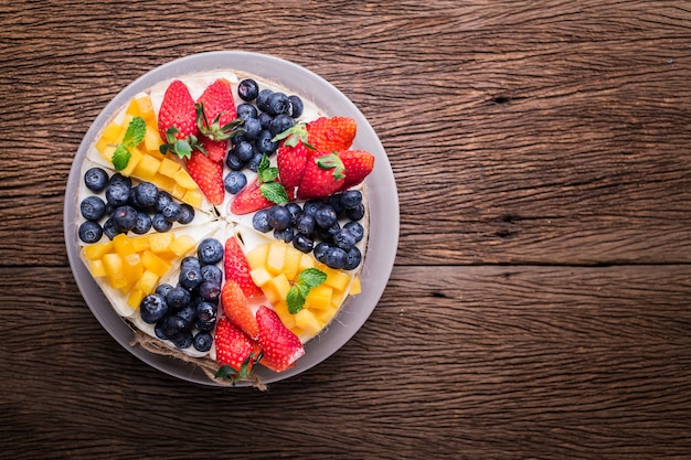 delicioso pastel de fruta de la mezcla en la mesa de madera