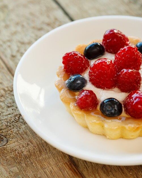 Delicioso pastel con frutas del bosque