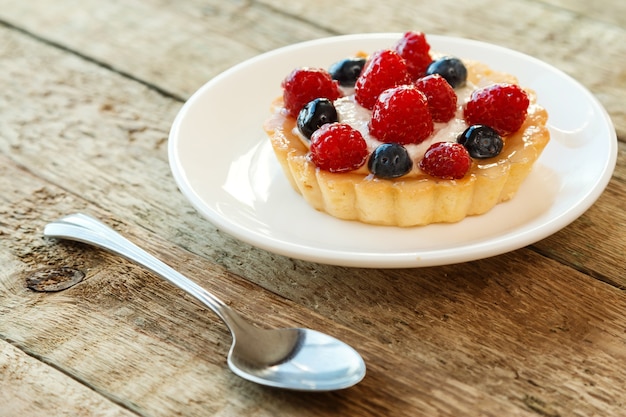 Delicioso pastel con frutas del bosque