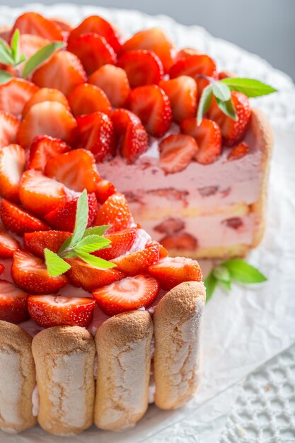 Delicioso pastel con frutas frescas y galletas.