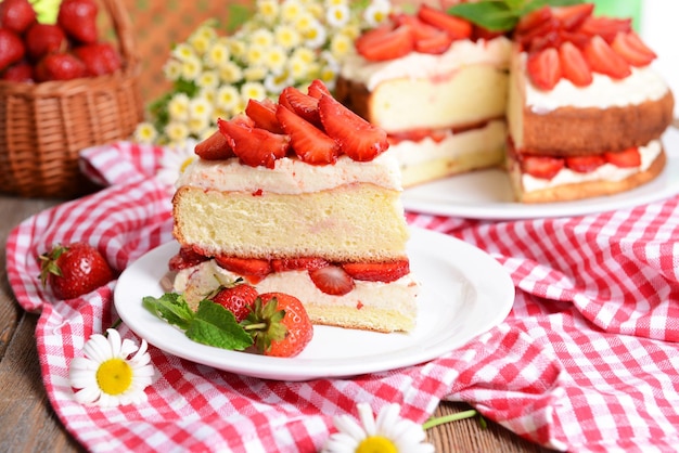 Delicioso pastel de galletas con fresas en primer plano de la mesa