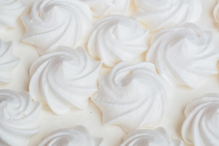 Delicioso pastel de helado ligero con fondo de rosas crema