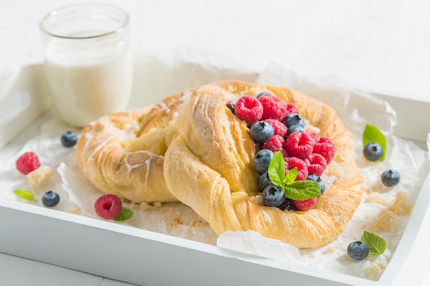 Delicioso pastel de levadura con bayas frescas