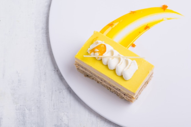 Delicioso pastel de limón en una placa blanca.