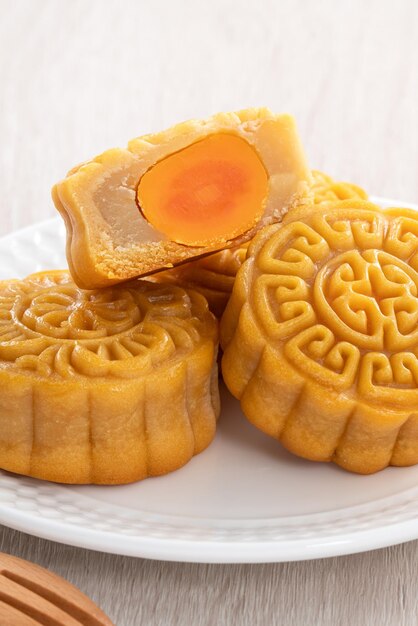 Delicioso pastel de luna cantonés para el pastel de luna de comida del Festival de Medio Otoño en el fondo de la mesa de madera