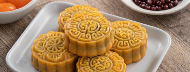 Delicioso pastel de luna cantonés para el pastel de luna de comida del Festival de Medio Otoño en el fondo de la mesa de madera