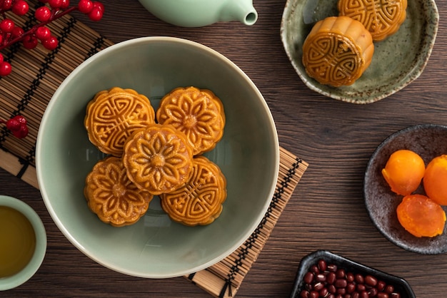 Delicioso pastel de luna cantonés para el pastel de luna de comida del Festival de Medio Otoño en el fondo de la mesa de madera