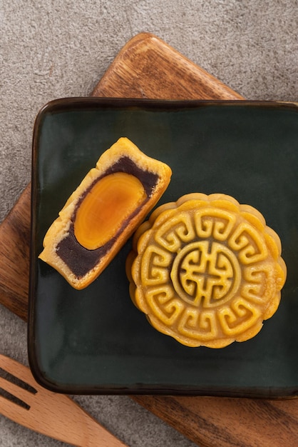 Delicioso pastel de luna cantonés para el pastel de luna de comida del Festival de Medio Otoño sobre fondo de mesa gris